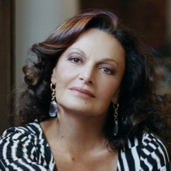 Diane von Fürstenberg: die Erfinderin des “Wrap Dress” wird 65 Der letzte wichtige Modetermin in diesem Jahr ist ein Jubiläum – am 31. Dezember 2011 feiert die US-amerikanische Star-Designerin und CFDA-Präsidentin Diane von Fürstenberg ihren 65. Geburtstag. Ende der 1960er...