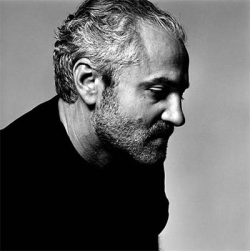 Der italienische Modesch&ouml;pfer Gianni Versace w&auml;re heute 65 Jahre alt geworden. Geboren wurde das Fashion-Genie am 2. Dezember 1948 in Reggio Calabria, am 15. Juli 1997 fiel er in Miami...