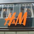 Auf ihrer Webseite gibt sich die schwedische Mode-Kette H&M saisongem&auml;&szlig; derzeit ausgesprochen sommerlich – inklusive erster Summer-Sales f&uuml;r ausgew&auml;hlte Bademoden. Die Marketing-Experten und Store-Manager des Unternehmens besch&auml;ftigen sich hinter den...
